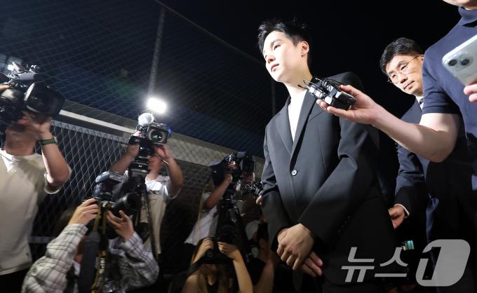 '전동스쿠터 음주운전' 혐의를 받고 있는 그룹 방탄소년단(BTS)의 멤버 슈가(본명 민윤기)가 23일 서울 용산경찰서에 출석하고 있다. 슈가는 지난 6일 밤 11시 15분쯤 서울 용산구 한남동 자택 인근에서 술을 마시고 전동 스쿠터를 탄 혐의를 받는다. 슈가가 전동 스쿠터를 몰다가 넘어진 채로 경찰에 발견됐을 당시 혈중알코올농도 수치는 0.227%로 '만취 상태'였던 것으로 나타났다. 한편 슈가는 현재 사회복무요원으로 대체 근무 중이며, 소집해제일은 내년 6월이다. 2024.8.23/뉴스1 ⓒ News1 김성진 기자