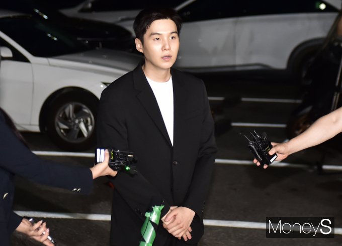 [머니S포토] 경찰조사 출석한 'BTS 슈가' 취재진 질문에 답변