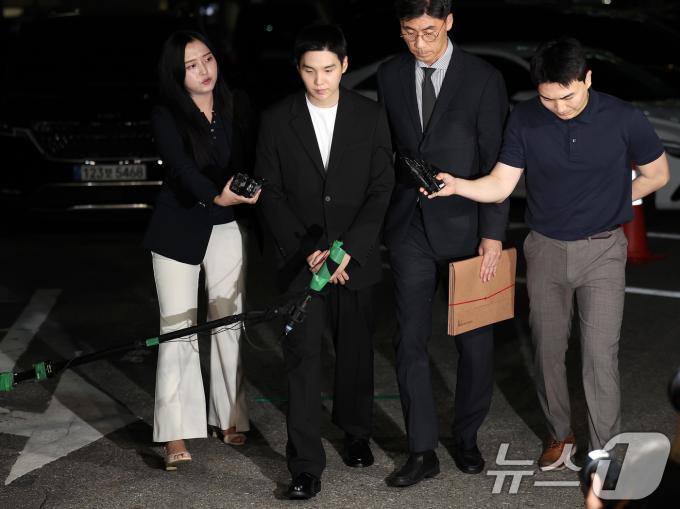 [뉴스1 PICK] '전동스쿠터 음주운전' 슈가, 경찰 출석… 