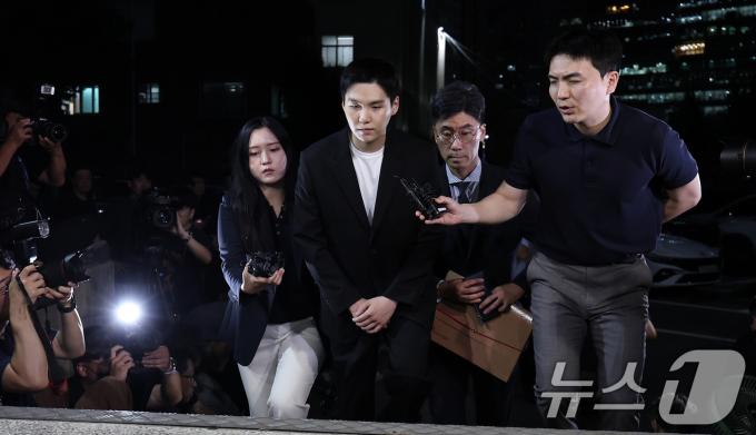 [뉴스1 PICK] '전동스쿠터 음주운전' 슈가, 경찰 출석… 