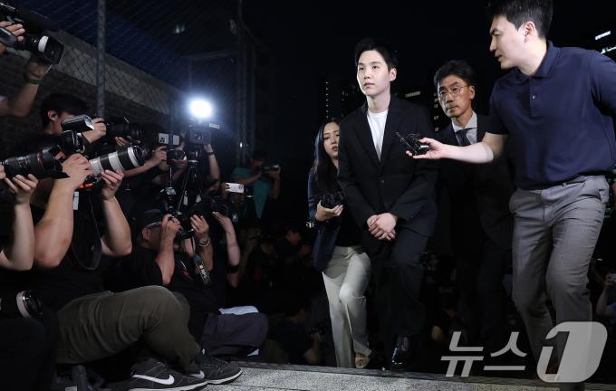 [뉴스1 PICK] '전동스쿠터 음주운전' 슈가, 경찰 출석… 