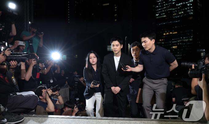 [뉴스1 PICK] '전동스쿠터 음주운전' 슈가, 경찰 출석… 