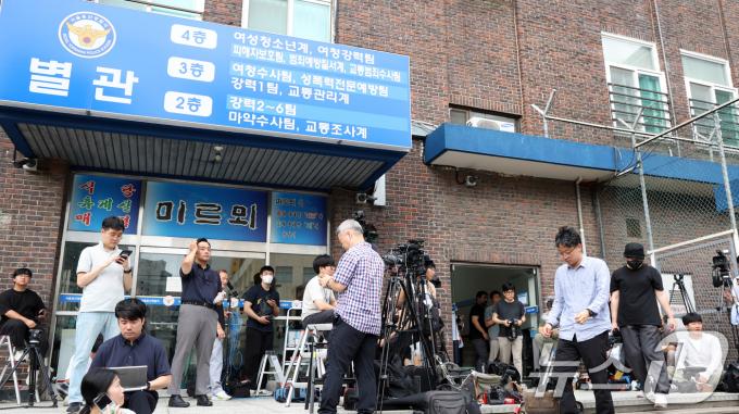 22일 오전 서울 용산경찰서에서 취재진이 '전동스쿠터 음주운전' 혐의를 받고 있는 그룹 방탄소년단(BTS)의 멤버 슈가(본명 민윤기)의 출석을 취재하기 위해 대기하고 있다. 2024.8.22/뉴스1 ⓒ News1 김명섭 기자