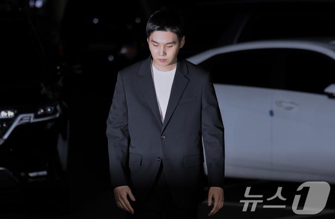 '전동스쿠터 음주운전' 혐의를 받고 있는 그룹 방탄소년단(BTS)의 멤버 슈가(본명 민윤기)가 23일 서울 용산경찰서에 출석하고 있다. 슈가는 지난 6일 밤 11시 15분