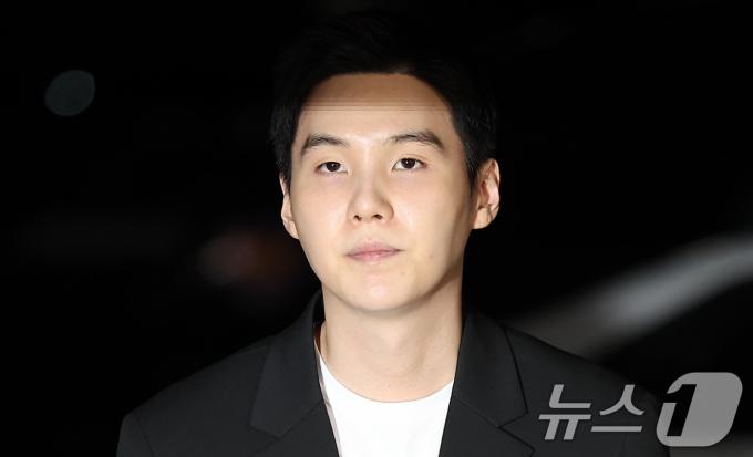 '전동스쿠터 음주운전' 혐의를 받고 있는 그룹 방탄소년단(BTS)의 멤버 슈가(본명 민윤기)가 23일 서울 용산경찰서에 출석하며 입장을 밝히고 있다. 슈가는 지난 6일 밤 11시 15분쯤 서울 용산구 한남동 자택 인근에서 술을 마시고 전동 스쿠터를 탄 혐의를 받는다. 슈가가 전동 스쿠터를 몰다가 넘어진 채로 경찰에 발견됐을 당시 혈중알코올농도 수치는 0.227%로 '만취 상태'였던 것으로 나타났다. 한편 슈가는 현재 사회복무요원으로 대체 근무 중이며, 소집해제일은 내년 6월이다. 2024.8.23/뉴스1 ⓒ News1 김성진 기자