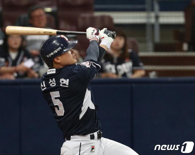 11일 서울 구로구 고척스카이돔에서 열린 프로야구 '2022 신한은행 SOL KBO리그' 두산 베어스와 키움 히어로즈의 경기 두산 6회초 2사 2루 상황 신성현이 홈런을 치고 있다. 2022.5.11/뉴스1 ⓒ News1 신웅수 기자