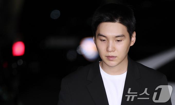 '전동스쿠터 음주운전' 혐의를 받고 있는 그룹 방탄소년단(BTS)의 멤버 슈가(본명 민윤기)가 23일 서울 용산경찰서에 출석하고 있다. 2024.8.23/뉴스1 ⓒ News1 김성진 기자