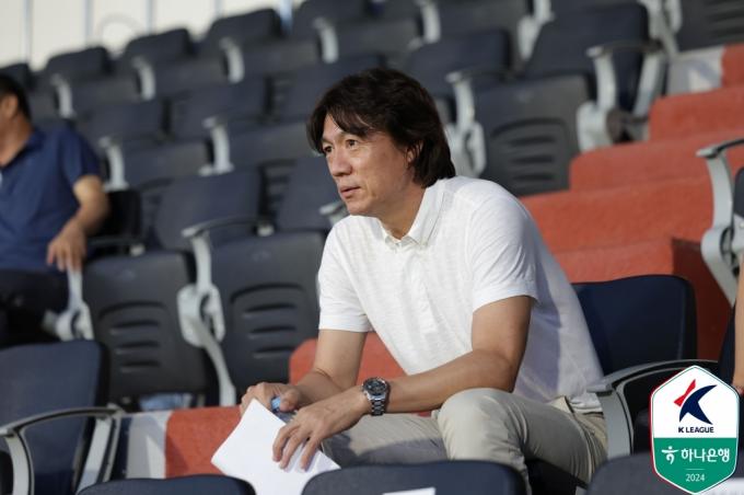 홍명보 축구 대표팀 감독이 K리그 현장을 찾아 선수들을 점검하고 있다. (한국프로축구연맹 제공)