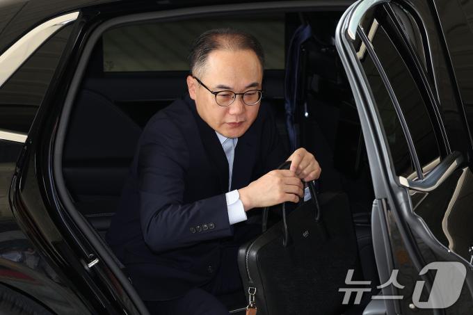 이원석 검찰총장이 23일 오전 서울 서초구 대검찰청으로 출근하고 있다. 이 총장은 윤석열 대통령의 부인 김건희 여사 명품백 수수 의혹 수사를 무혐의로 결론 내린 것과 관련한 취재진의 질의에 