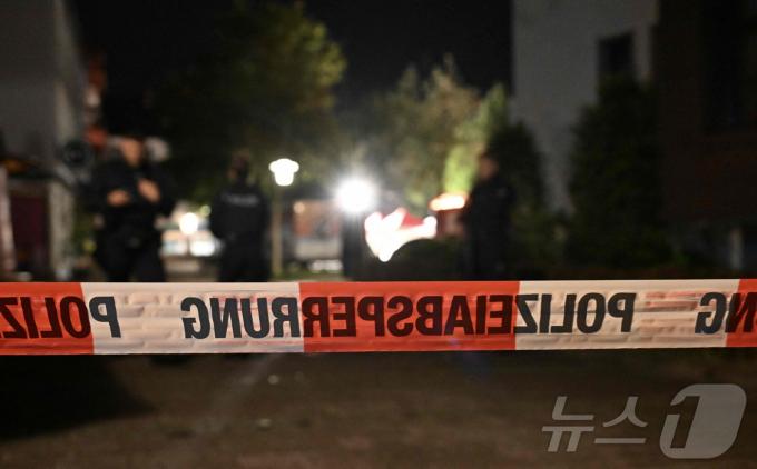 23일(현지시간) 독일 졸링겐의 한 축제 현장에서 흉기 난동이 발생해 경찰이 폴리스 라인을 두르고 출입을 통제하고 있다. 2024.08.23/ ⓒ AFP=뉴스1 ⓒ News1 권진영 기자