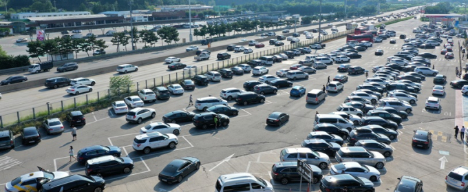 지난 4일 오후 경기 영동고속도로 여주휴게소에 차량들이 주차돼 있다. /사진=뉴스1