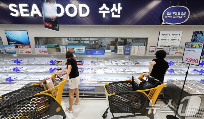 일본이 후쿠시마 원전 오염수 방류를 시작한 지 1년이 지난 가운데 국내 수산물 소비에서 큰 변화는 감지되지 않은 것으로 나타났다. 사진은 이날 서울 시내 한 대형마트 내 수산물 코너를 찾은 시민들이 물건을 고르는 모습. 2024.8.21/뉴스1 ⓒ News1 김진환 기자