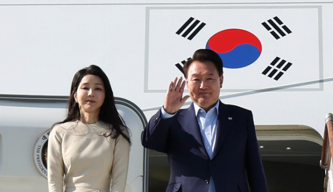 지난 6월15일 중앙아시아 3개국(투르크메니스탄·카자흐스탄·우즈베키스탄) 국빈 방문 일정을 마치고 귀국하는 윤석열 대통령과 부인 김건희 여사가 사마르칸트 국제공항에서 공군 1호기 탑승에 앞서 환송 나온 샤브카트 미르지요예프 우즈베키스탄 대통령과 부인 지로아트 미르지요예바 여사에게 인사하고 있다. / 사진=뉴시스 조수정 기자  /사진=조수정