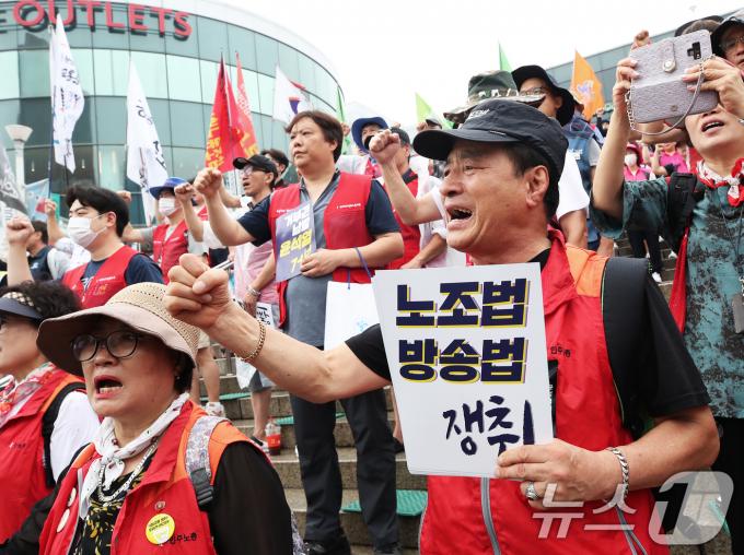 [사진] '거부권 남발 규탄' 구호 외치는 민주노총