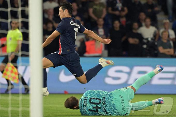 PSG 이강인이 24일(한국시간) 열린 2024-25 프랑스 리그1 몽펠리에와 홈 경기에서 후반 37분 득점하며 시즌 개막 후 2경기 연속 골을 넣었다. ⓒ AFP=뉴스1