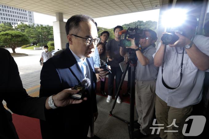 이원석 검찰총장이 23일 오전 서울 서초구 대검찰청으로 출근하고 있다. 이 총장은 윤석열 대통령의 부인 김건희 여사 명품백 수수 의혹 수사를 무혐의로 결론 내린 것과 관련한 취재진의 질의에 