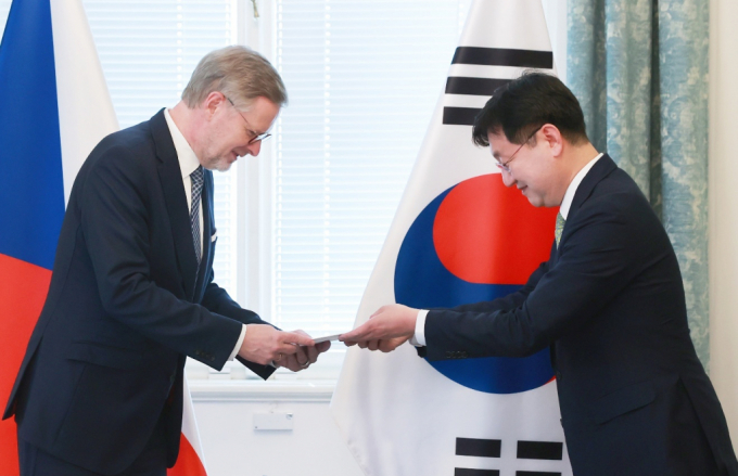 7월24일(현지시간) 체코를 방문한 대통령특사단장인 성태윤 대통령실 정책실장이 페트르 피알라 체코 총리에게 신규 원전 우선협상대상자로 한수원이 선정된 것에 대한 윤석열 대통령의 감사 친서를 전달하고 있다. / 사진=대통령실 제공 