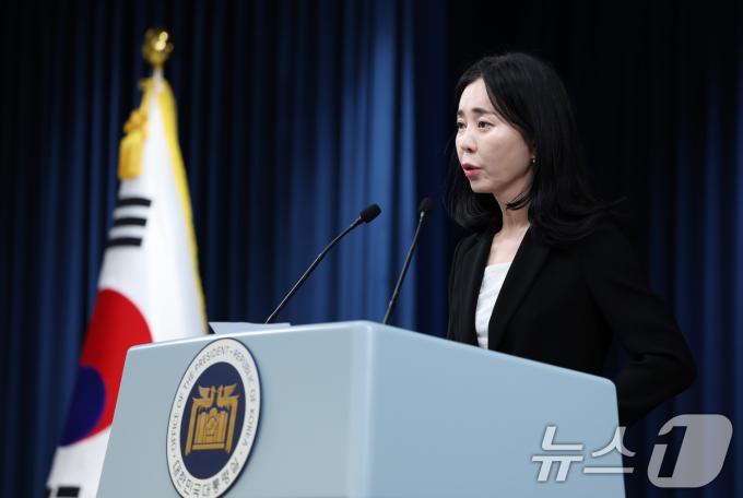정혜전 대통령실 대변인이 23일 서울 용산 대통령실 청사 브리핑룸에서 현안 관련 브리핑을 하고 있다. 정 대변인은 이날 