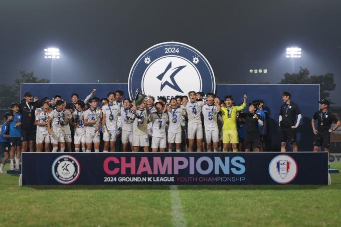 수원 U15 팀이 '2024 GROUND.N K리그 U15 챔피언십' 우승을 차지했다. (한국프로축구연맹 제공)