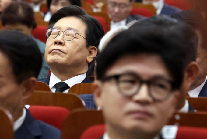 한동훈 국민의힘 대표와 이재명 더불어민주당 대표가 지난 18일 오전 서울 동작구 국립서울현충원 현충관에서 열린 '김대중 전 대통령 서거 15주기 추도식'에 참석해 있다. /사진=뉴시스