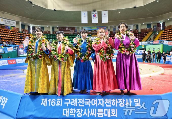 [사진] 여자부 개인전 트로피 든 선수들