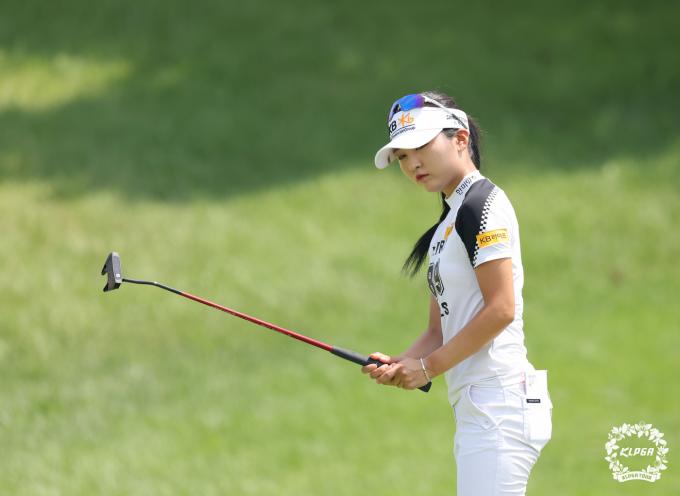 이예원이 24일 강원도 춘천 제이드팰리스GC에서 열린 '한화 클래식 2024' 3라운드에서 4번홀 퍼팅을 하고 있다. (KLPGT 제공) 2024.8.24/뉴스1