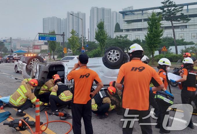 [사진] 추돌사고 후 뒤집힌 인력업체 승합차