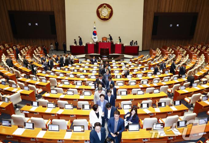 더불어민주당 등 야당 의원들이 5일 오후 서울 여의도 국회에서 열린 제417회 국회(임시회) 제1차 본회의가 산회하자 회의장을 나가고 있다. 2024.8.5/뉴스1 ⓒ News1 김민지 기자
