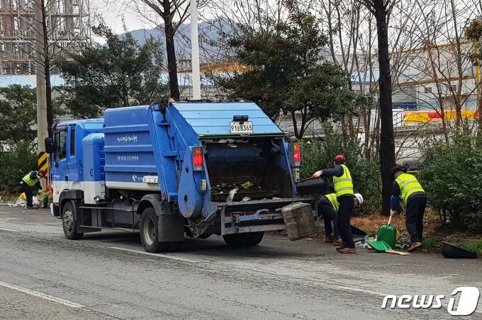 환경미화원들이 생활폐기물을 수거하는 모습.(전남도 제공)/뉴스1 ⓒ News1 박준배 기자
