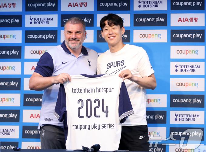 손흥민(오른쪽)과 포스테코글루 감독2024.7.30/뉴스1 ⓒ News1 오대일 기자