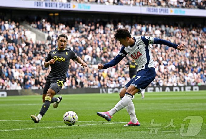 [사진] EPL 에버턴과 경기서 멀티 골 터트리는 손흥민