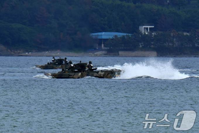 유사시 한반도 방어를 위한 한·미 연합훈련인 '을지 자유의 방패'(UFS·Ulchi Freedom Shield)가 시작된 가운데 해병대 1사단이 20일 오후 경북 포항시 남구 해안에서 KAAV(한국형상륙돌격장갑차) 상륙 훈련을 실시하고 있다. 해병대는 이번 훈련은 정례적으로 실시하는 훈련이라고 밝혔다.2024.8.20/뉴스1 ⓒ News1 최창호 기자