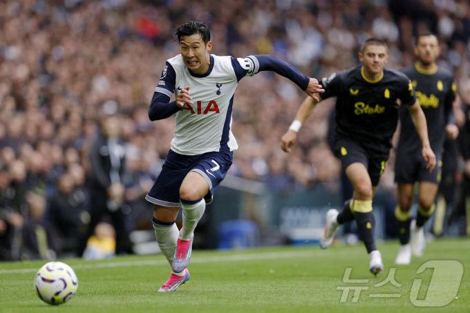 [사진] EPL 에버턴 선수 따돌리고 드리블하는 손흥민