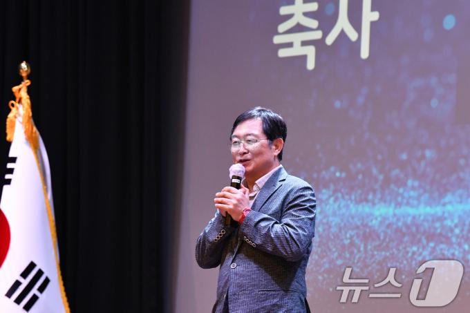 [사진] 현충일 그림대회서 축사하는 백승주 전쟁기념사업회 회장