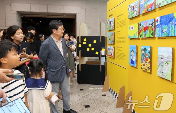 [사진] 현충일 그림대회 입상작 관람하는 백승주 전쟁기념사업회 회장