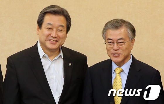 김무성 새누리당 대표와 문재인 새정치민주연합 대표가 중동호흡기증후군(메르스·MERS) 감염 확산 사태에 대한 정치권의 공동 대응을 논의하기 위해 2015년 6월 7일 오전 서울 여의도 국회 귀빈식당에서 회동을 갖고 있다.2015.6.7/뉴스1 ⓒ News1 이광호 기자