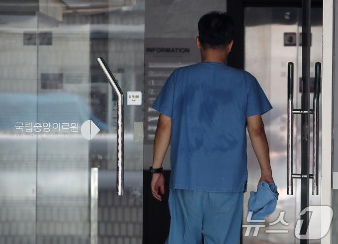 [사진] 땀에 젖은 의료진의 옷, 보건노조 총파업 예고