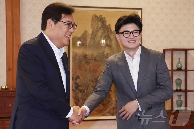 정진석 대통령 비서실장(왼쪽)과 한동훈 국민의힘 대표가 18일 서울 종로구 총리공관에서 열린 고위당정협의회에 참석해 악수를 하고 있다. 2024.8.318/뉴스1 ⓒ News1 민경석 기자