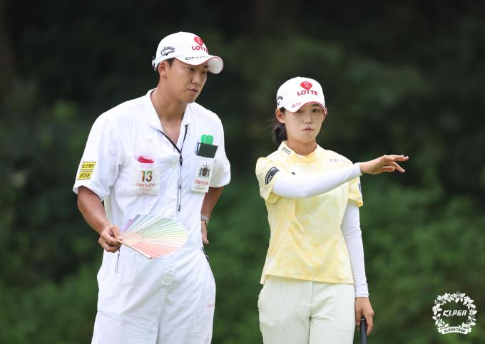 [사진] 3번홀 그린 파악하는 황유민