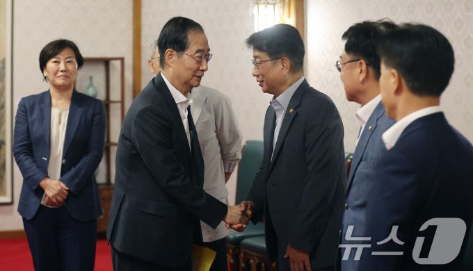 [사진] 박상우 장관과 인사나누는 한덕수 총리