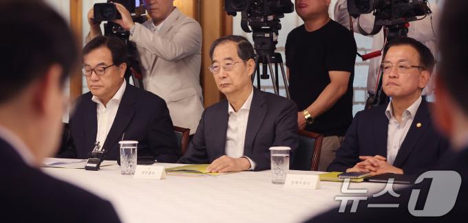 [사진] 한동훈 대표 발언 경청하는 한덕수 총리