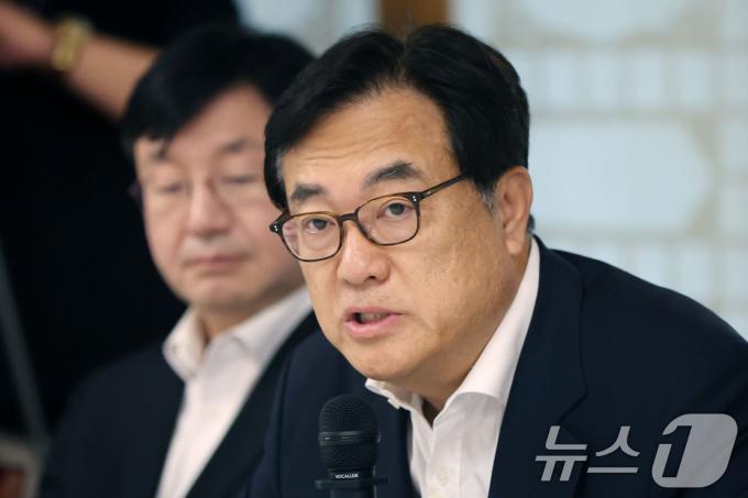 [사진] 모두발언하는 정진석 비서실장