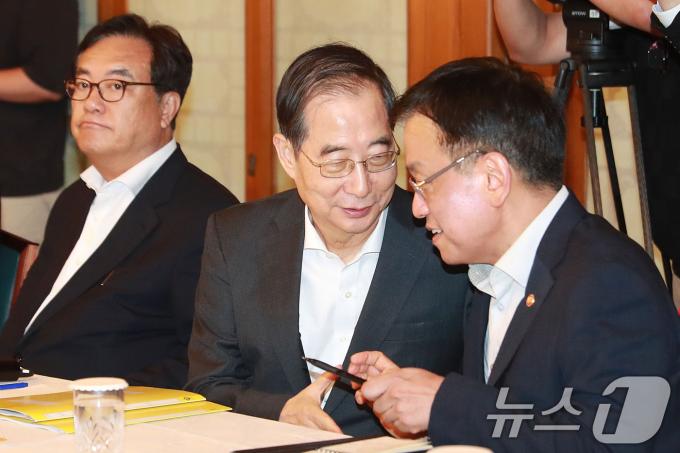[사진] 최상목 부총리와 대화 나누는 한덕수 총리