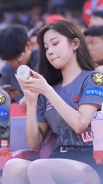 기아 타이거즈 소속 치어리더 이주은이 '삐끼삐끼 챌린지'를 선보이고 있다. ('내맘찍영')