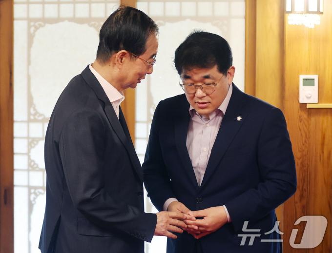 [사진] 배준영 원내수석부대표와 대화 나누는 한덕수 총리