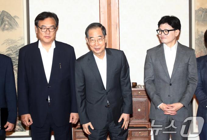 [사진] 기념촬영하는 한덕수·한동훈·정진석