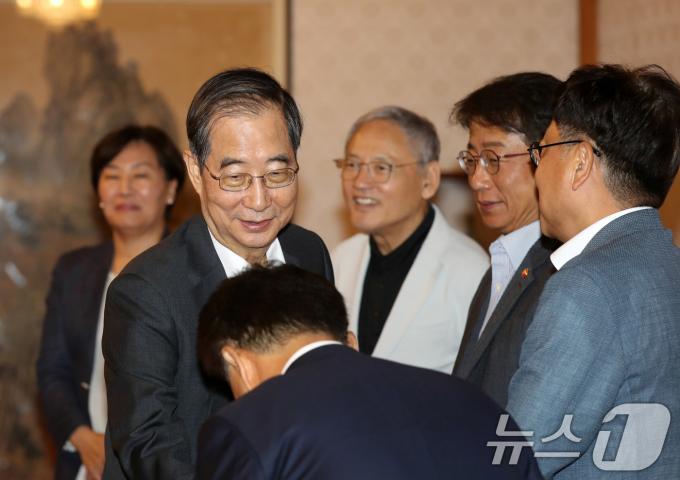 [사진] 참석자들과 인사 나누는 한덕수 총리