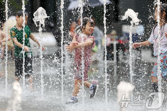 [사진] '무더위 날려버리는 물놀이'