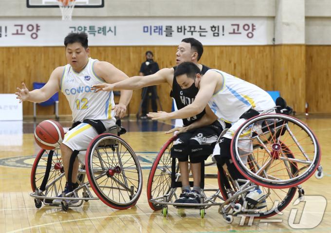 [사진] 휠체어농구리그, 격렬한 볼 다툼