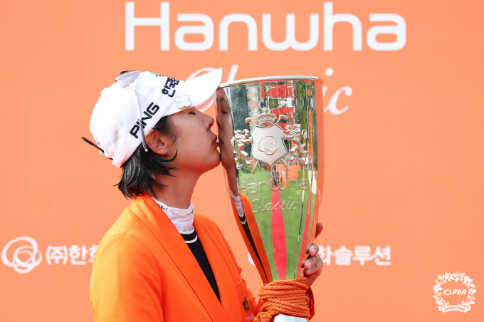 KLPGA 투어 메이저 대회 한화 클래식 정상에 오른 박지영이 우승컵에 입맞춤을 하고 있다. /사진= KLPGA